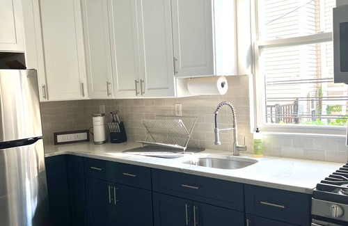 Jersey City House | Cozy JC Oasis | Mins to NYC | Private Backyard | Fireplace | Grill | Firepit