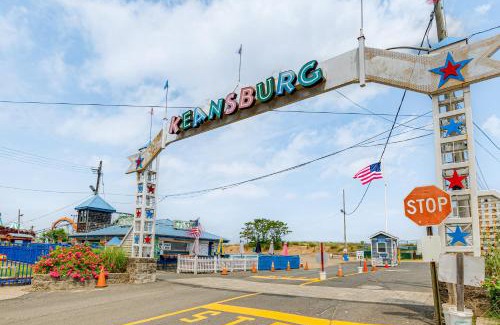 Keansburg House | Cozy Keansburg Cottage Walk to Beach and Boardwalk!