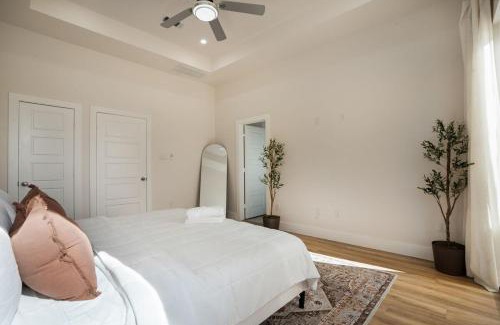 Greater East End House | Cozy King Suite in Houston TX