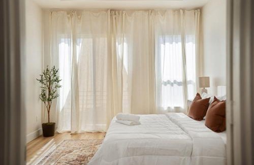 Greater East End House | Cozy King Suite in Houston TX