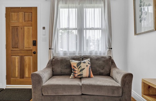 Cottam House | Cozy Kingsville Country Guest House