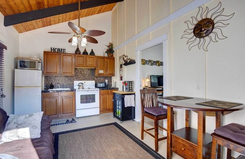 Kalaoa Cottage | Cozy Kona Coast Apt w/Lanai ~ 8 Miles to Beach!