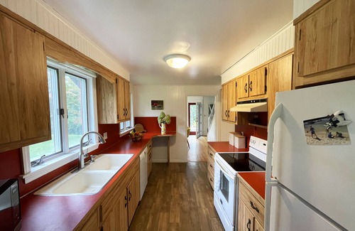 New Milford Cottage | Cozy Lake Cottage with Hot Tub, Views, Kayaks
