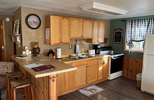 Iron River Cottage | Cozy, lake front cabin on beautiful Stanley Lake