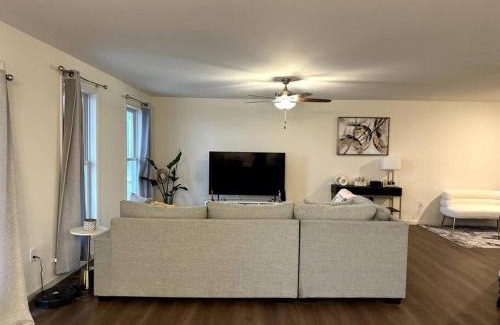 St. Charles House | Cozy Lake Front Home in St Charles