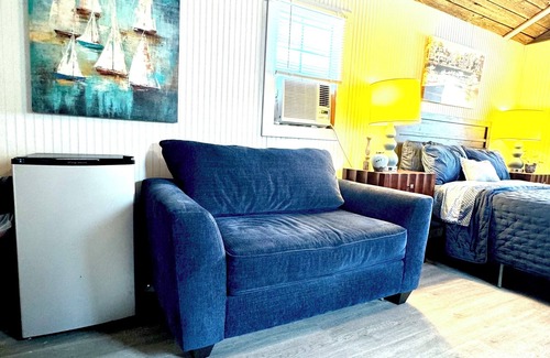 Quinlan Cabin | Cozy Lake Front Studio Cabin - Wifi/AC/Queen Bed/Twin Sleeper/Lake View- Cabin 3