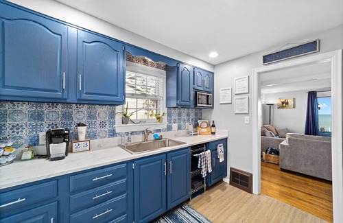 Vermilion House | Cozy lake house with spectacular views and private access to the lake