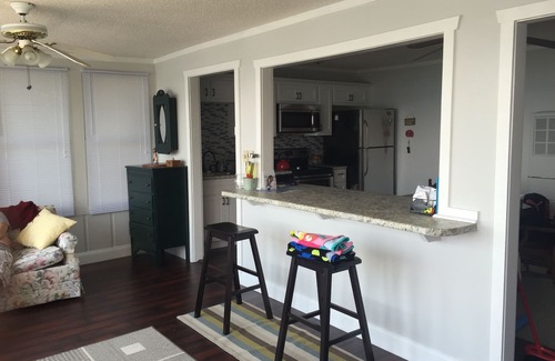 Gravois Mills House | Cozy lake in front of the home