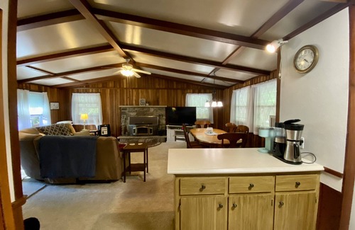 Gouldsboro House | Cozy Lake/Marina view Cabin in the Poconos