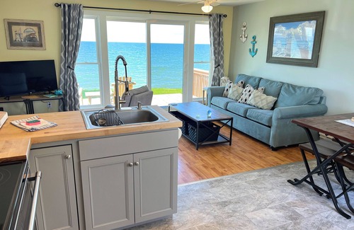 Maple View Cottage | Cozy LAKE ONTARIO WATERFRONT COTTAGE with Breathtaking Views!