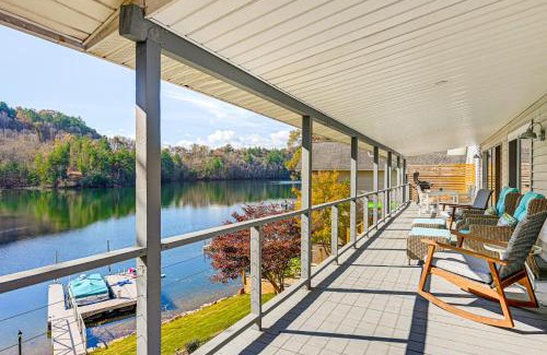 Robbinsville House | Cozy Lake Santeetlah Cottage with Dock and 3 Kayaks!