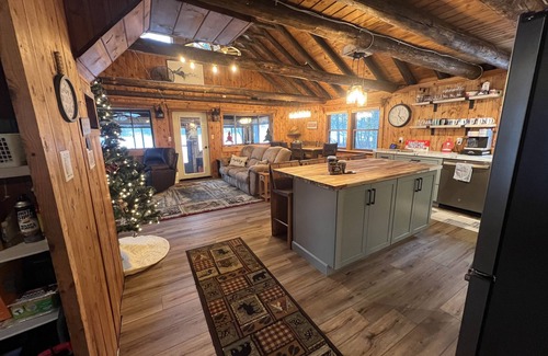 Rumely House | Cozy, Lakefront Cabin - Year Round Retreat!