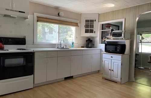 Winchendon House | Cozy Lakefront Cottage