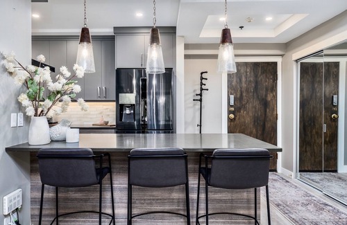 Kelowna Central Business District Hotel | Cozy Lakefront Loft - Gorgeous Views!