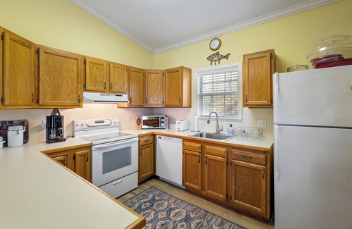 Acme House | Cozy Lakefront on Black River Lake - 2 Boat Slips - Sleeps 6