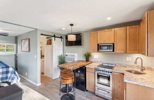 Kalamazoo House | Cozy Lakefront Studio On Long Lake! by RedAwning