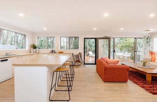 Macmasters Beach House | Cozy lakeside retreat just a short walk to beach