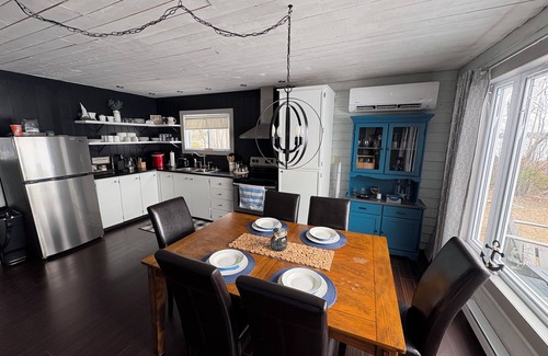 Terra Nova Cabin | Cozy Lakeside Cottage with hot tub, games room, kayaks and paddle boards.