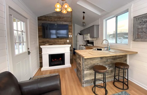 Whitingham House | Cozy Lakeside Tiny Home, Near Skiing with hot breakfast, lunch included