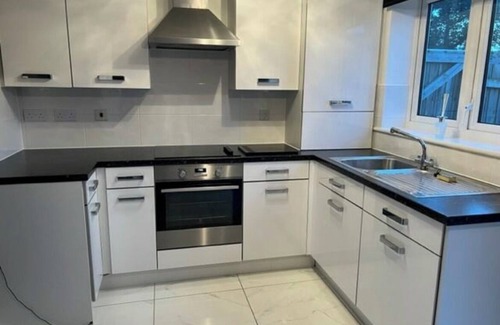 Clyst St Mary House | Cozy Large 3 Bed Townhouse with Free Parking! M5 exit nearby! Contractors!