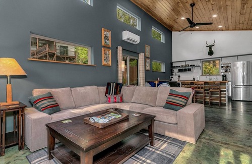 Black Mountain House | Cozy Laurel Cabin w Fire Pit near Golf Course