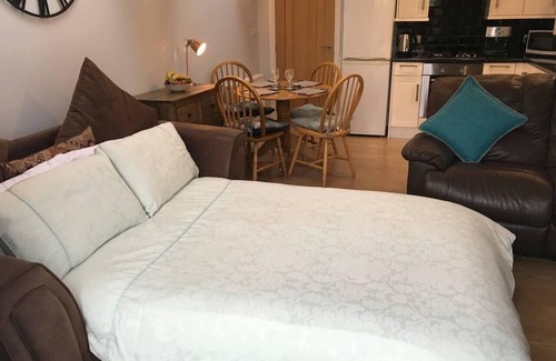 Barton-upon-Humber Cabin | Cozy Lodge sleeps 4 in Barton-upon-Humber