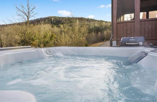 Branson House | Cozy Lodge-Private Hot Tub-Walk to Lake Taneycomo-Free Attraction Tickets