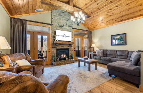 Branson House | Cozy Lodge-Private Hot Tub-Walk to Lake Taneycomo-Free Attraction Tickets