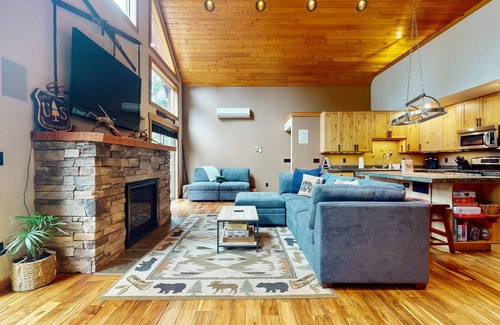 Roslyn Ridge Cabin | Cozy Lodge Retreat with Hot Tub, Fire Pit, Deck & Spacious Workspaces