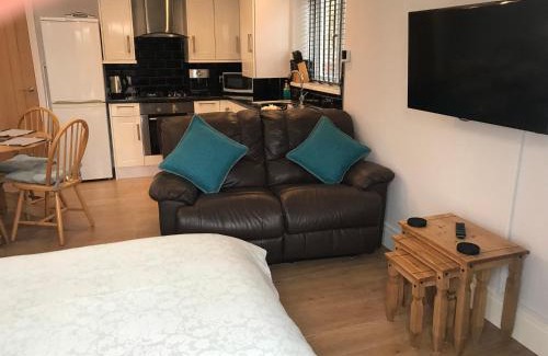 Barton-upon-Humber Apartment | Cozy lodge with private garden and bbq