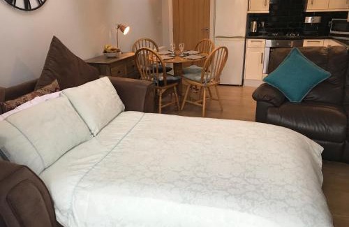 Barton-upon-Humber Apartment | Cozy lodge with private garden and bbq