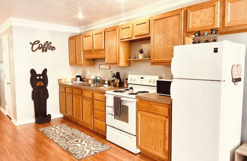Big Chimney Apartment | Cozy loft in private country setting 5 mins from downtown, Pet Friendly