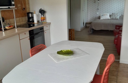 Vilosnes-Haraumont Cottage | Cozy Loft Retreat by the Meuse: Terrace, BBQ, Bikes, Kids' Games, Near Verdun & Adventure Park