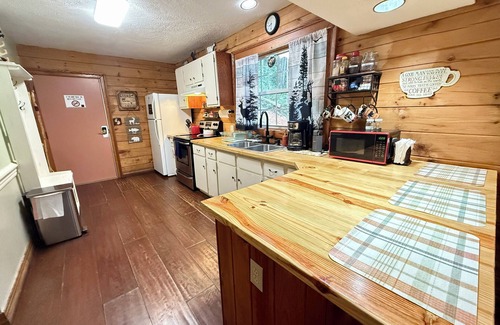 Traphill Cabin | Cozy log cabin 4 minutes outside Stone Mountain!