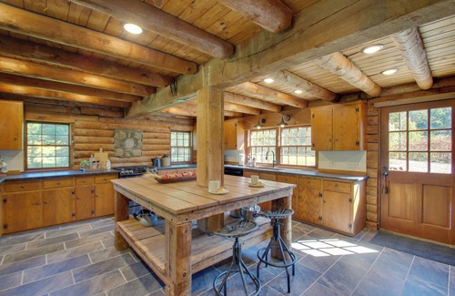 Ruckersville Cottage | Cozy Log Cabin Getaway w/Fire Pit + 3 Acres!