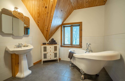 Val-des-Lacs Ski Chalet | Cozy Log Cabin in Woods with Spa