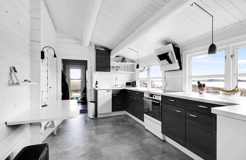 Kirke Saaby House | Cozy log cabin with a view of the water