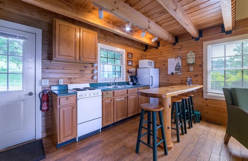 Lexington Cabin | Cozy Log Cabins close to VMI, W&L,VHC & downtown historic Lexington.Dog friendly