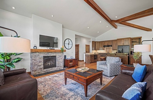 Sunriver Cabin | Cozy Luxe Cabin with A/C, Golf Views & Hot Tub