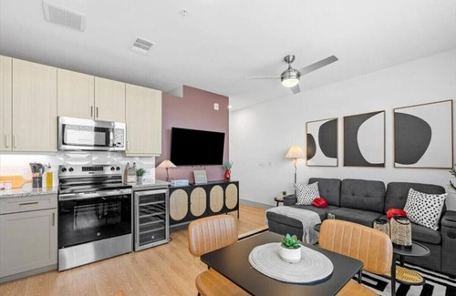 McNeil Apartment | Cozy Luxe Stay w Pool, BBQ, Lounge, Gym & Parking