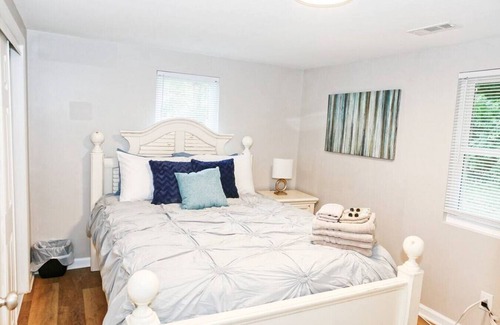 Maiden House | Cozy Maiden Country Home - 3 Bedroom with Backyard Deck