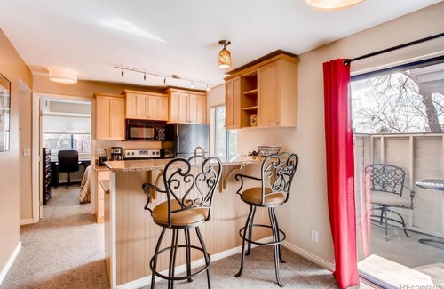 Greenwood Village Condo | Cozy main floor 2-bedroom condo with pool & fitness area