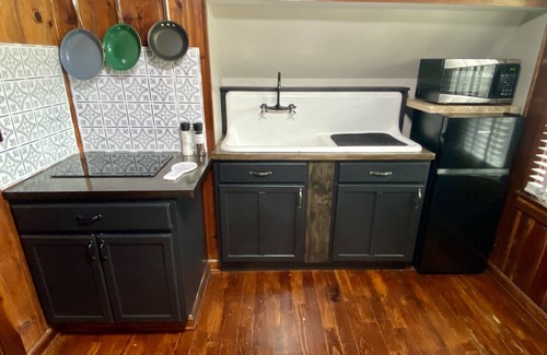 Hillsboro House | Cozy Meadowview Guest House -1 Bedroom Studio-5 minutes to Downtown Hillsboro