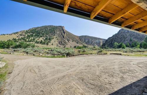 Beaverhead County House | Cozy Melrose Cabin with Fire Pit Walk to River!