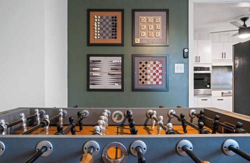 Summerlee House | Cozy Mid-Century Home/Hot Tub Game Room Sleeps 14