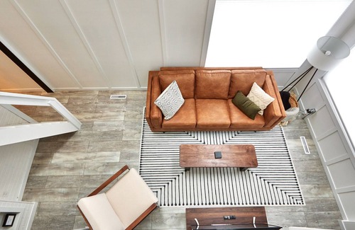 Medicine Hat House | Cozy Mid-Century Modern Home - just steps away from 150km of trails