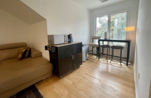 Bridgewater Apartment | Cozy💡 modern space w free parking huge yard!