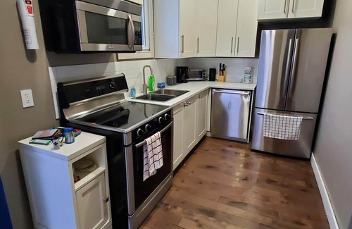 Windsor Apartment | Cozy Modern 2 bed home, great location by Riverside park