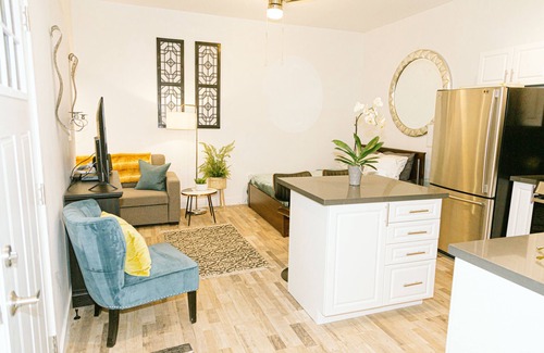 Dufferin Grove Apartment | Cozy Modern Bachelor in the Heart of Toronto