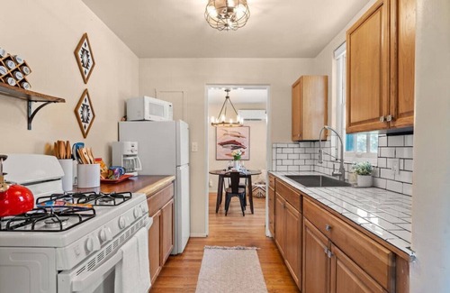 South Capitol Condo | Cozy & Modern Condo, Walk to Plaza